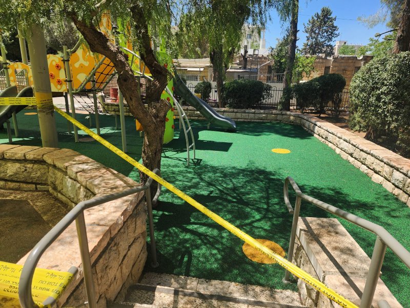 יציקת משטחי גומי לחצר