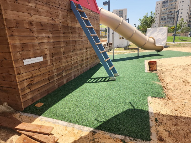 יציקת משטחי גומי לחצר